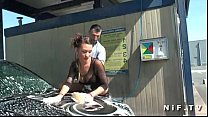 video 洗車場で屋外で犯された網タイツ肛門の美しいフランスのブルネット sex