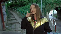 video европейку на улице вытащили перед тем как сосать и кататься на хуе в дуэте sex