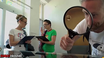 video лизание очка и сосание тинки с маленькими сиськами наслаждаются тройничком в хостеле с большим белым членом sex