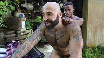 video волосатый парень трахается с черным парнем межрасовое гей порно sex