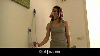 video ボールドオールダーは彼の寝室で角質の若いメイドを前髪します sex