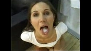 video ソファの良いアナル痴女はミルクを飲み込む sex