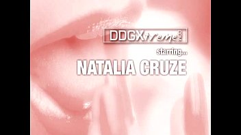 video ナタリアクルーズのセクシーなストライピングとマスターベーション sex