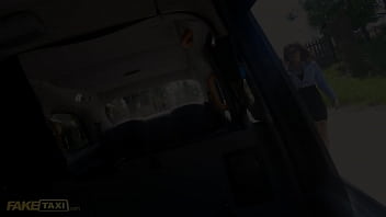 video fake taxi симпатичная канадка раздевается на заднем сиденье перед тем как ее наполняет огромный член sex