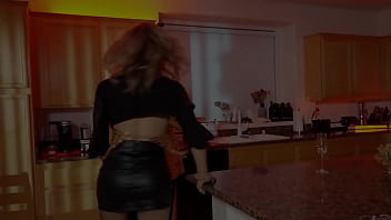 video эмма роуз замечает романа тодда на вечеринке и действует в соответствии с ее похотливыми побуждениями пока за ней sex