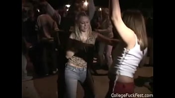 video крошка на вечеринке в сантабарбаре лижет и трахает киску sex
