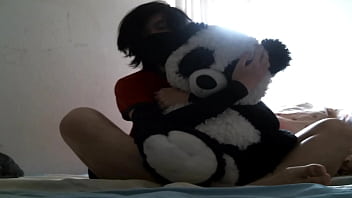 video мальчиктвинк трахает гигантского плюшевого мишку sex