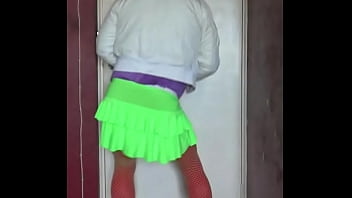 video バイセクシャルの女装マークは自分の小便を飲み込むのが大好きですが別の男の小便も飲み込むのが大好きです sex
