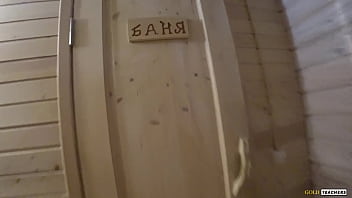 video 在俄罗斯桑拿浴室遇到我美丽的瘦继妹无法抗拒打她让公鸡在桌子上吮吸和他妈的 sex