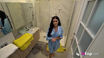 video ハイクスは彼女の配管工のために罠を仕掛け私たち全員が見ることができるように彼とセックスします sex