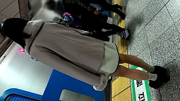 video 同じマンション在住の黒髪美脚nちゃんを追跡エレベーターで遭遇した美人さん尾行して部屋をつきとめた外出したところを狙って尾行電車に乗ったので背後にぴったり付いてスカート内撮影痴中出しまた後日自宅に侵入にて中出し及び顔射パンチラ盗撮電 sex