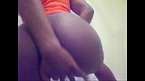 video 裸の18歳の黒檀が彼女のお尻を振る sex