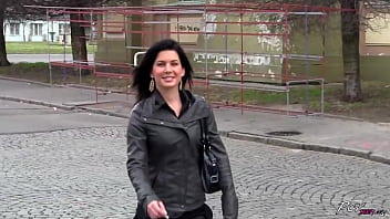 video sandra показывает горячее публичное сосание хуя и камшот на лицо в видео от первого лица sex