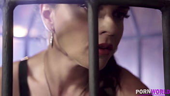 video латинка в клетке в латексном костюме со страпоном марта ла крофт глубоко заглатывает bbc монстра в подвале sex