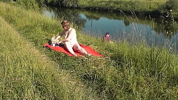 video милф секси фрина на берегу реки разделась и загорает голая случайный парень рыбак наблюдает а в конце решил к ней sex