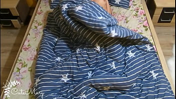 video 18летняя сексуальная подруга просыпается от твердого члена и помогает мне кончить sex