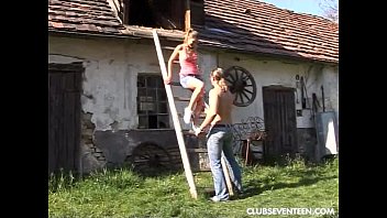 video 農場のかわい子ちゃんオリビアは犯されて顔をしかめる sex