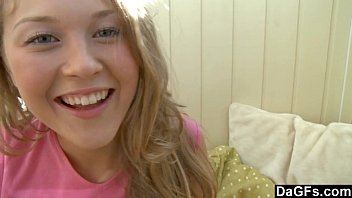 video dagfs自慰行為中に喜びでうめき声を上げるブロンドのティーン sex