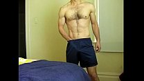 video 立っているときに少し毛むくじゃらの胸の男ストリップジョー兼トーン sex