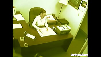 video секретарша трахает пальцами и мастурбирует киску в офисе sex