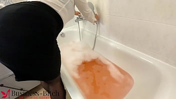 video секретарша соблазняет босса после работы в деловой одежде мокрое развлечение в ванне деловая стерва sex