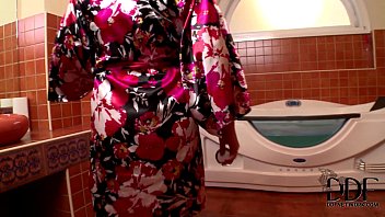 video サンドラブービーズは浴槽にチンポをしゃぶり水差しに射精する sex