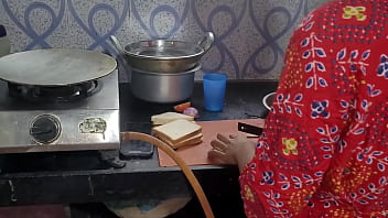 video увидев как горничная готовит еду на кухне ей это не понравилось и она начала швырять ее туда же sex