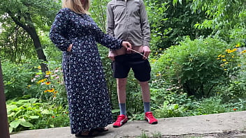 video великолепная милфа помогла незнакомцу пописать на улице и писает сама sex