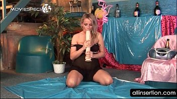 video ディルドで巨乳をからかう官能的なブロンド sex