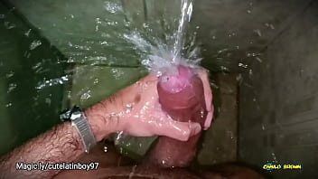 video водная мастурбация без рук позволить струе воды падать на мой большой неразрезанный латиноамериканский член пока я sex