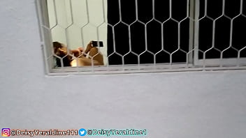 video пиллада поймана прячась на улице шпионя за моей соседкой через окно ее дома в то время как она мастурбирует sex