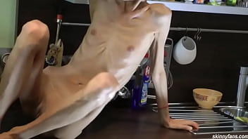 video худенькая брюнетка позирует голой sex