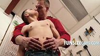 video дворник с толстым хуем играет с забавным мальчикомтвинком sex