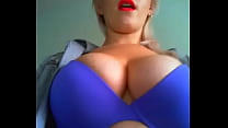 video грудастая телочкаблондинка играет со своими большими сиськами sex