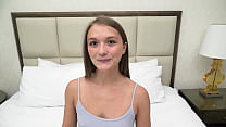 video миниатюрная 18летняя милашка сосет член и бросает салат sex