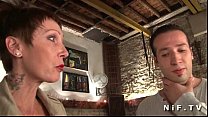 video 大きなtittedと入れ墨されたフランスの成熟した彼女のタイトなお尻を打つ sex