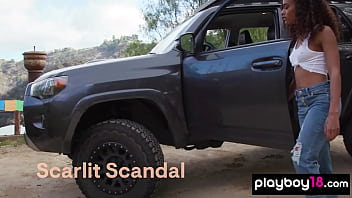 video идеальная полностью натуральная латинская крошка scarlit scandal раздевается на капюшоне на улице sex