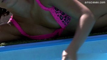 video секс с молодой бритой киской на публике sex