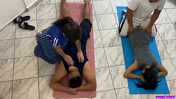 video мы с мужем делаем парный массаж но я целуюсь с клиентом а мой муж делает вид что не видит но ему нравится sex