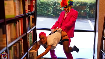 video jasamine banks возбуждается во время работы в barnes noble и трахает своего любимого клиента sex