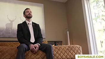 video крошечного ебарягея трахает голодный господин с огромным членом sex