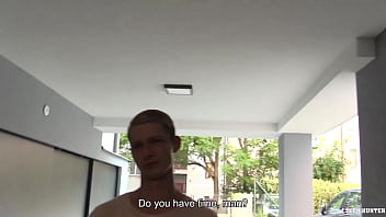 video он составляет ему компанию пока тот пытается починить свой скутер пока они не решат что лучше трахнуться чем sex