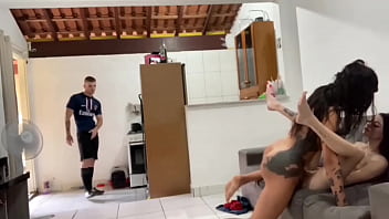 video я застукал сабрину презотте за поеданием бадмелли я не удержался собрался вместе и трахнул их обеих sex