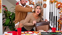 video この感謝祭の欲求不満な赤毛の義姉妹アリエッタアダムスとチェリーフェイはリビングルームで義理の兄弟と性交し義父はダイニングルームで継母と性交します sex