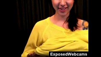 video 入れ墨の美しさは彼女のピンクの猫をこすります sex