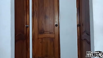 video я трахаю отчима с большим членом играя с горячим отчимом и я кончаю с его членом внутри sex