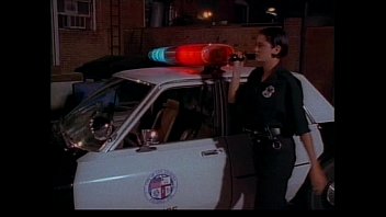 video ハードファッカーにコックされている間汚い足のうめき声とうめき声でセクシーな警官の女 sex