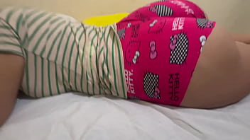video 継娘が継父の部屋に入ると彼は彼女に腹を立てたので彼女はスペイン語で彼をスパンキングすることで彼を尊重するように彼に教えます sex