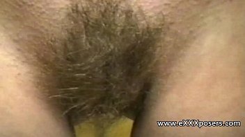 video 公園で点滅する神経質なブロンドの熟女 sex