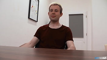 video застенчивый чувакинтроверт не может отказать хорошей работе даже если ему приходится трахаться в задницу bigstr sex